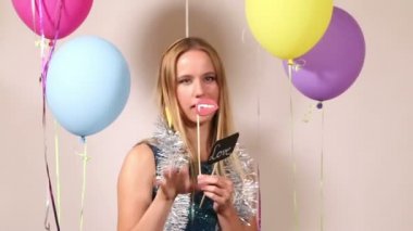 sahne ile oynayan kadın