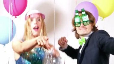 komik sahne giymiş dans çift