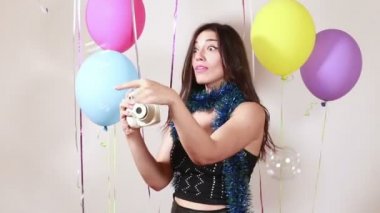 Polaroid fotoğraf çekmek kadın