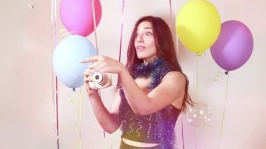 Polaroid fotoğraf çekmek kadın