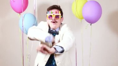 bıyıklı adam parti dans