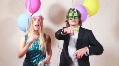 kadın ve erkek Fotoğraf kabininde dans