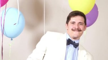 bıyıklı adam komik dans