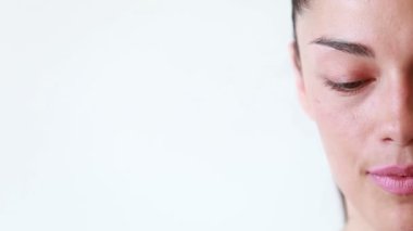 gülümseyen kadın makyaj olmadan