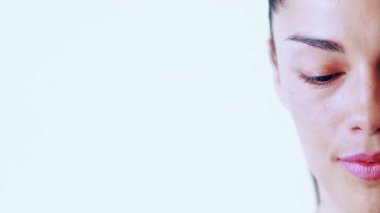 gülümseyen kadın makyaj olmadan