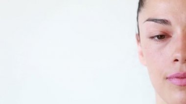 gülümseyen kadın makyaj olmadan