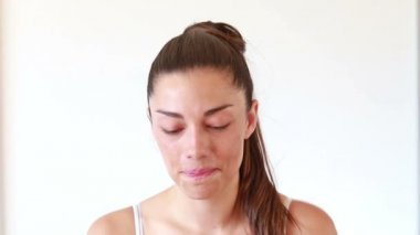 Kadın Komik Yüzler Yapıyor