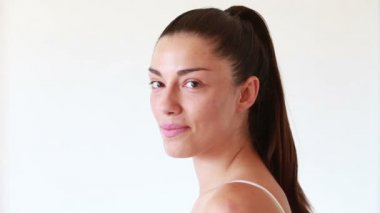  gülümseyen kadın makyaj olmadan
