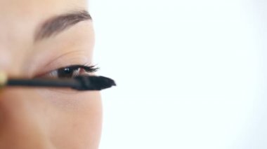 Maskarayı Uygulayan Kadın