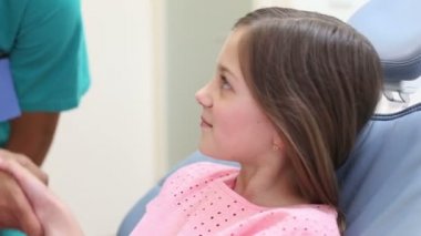 diş hekimi ile tokalaşırken kız