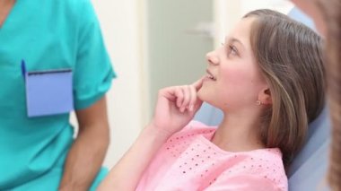 Kız parmak ağrıyan diş ile gösterir