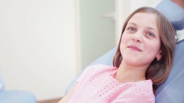 diş hekimi ile tokalaşırken kız 