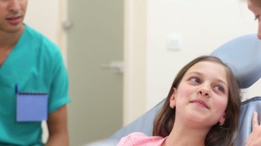 diş hekimi ile konuşurken kız