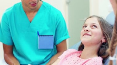 kız ile ağrıyan diş gösterir