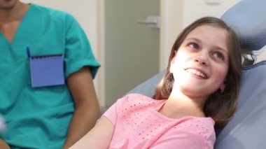 bir diş check-up olan kız