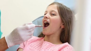 bir diş check-up olan kız