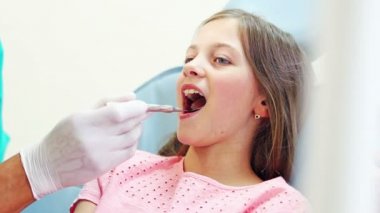 bir diş check-up olan kız