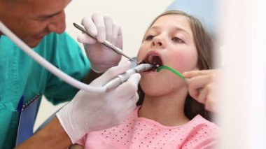 dişlerini olan kız