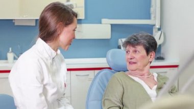 Yaşlı hasta ile konuşmak diş hekimi