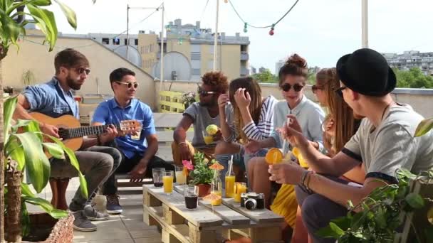 Amigos en la terraza de la azotea y hablar — Vídeo de stock