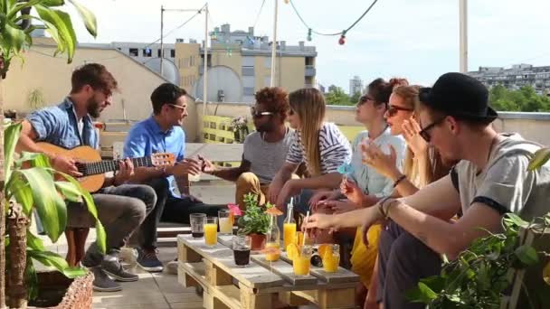 Amigos en fiesta en la terraza de la azotea — Vídeos de Stock