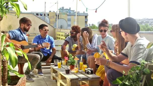 Amigos en la terraza de la azotea y hablar — Vídeo de stock