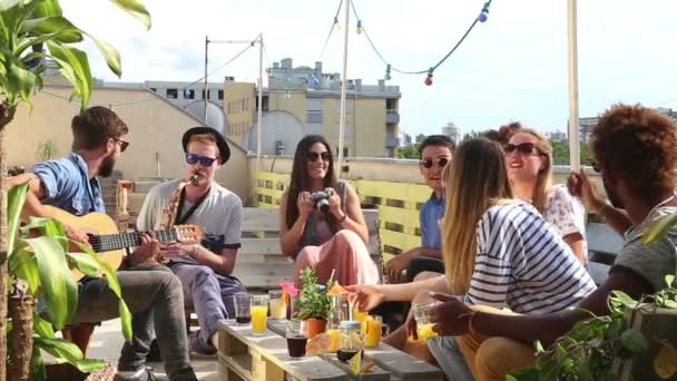 Amigos disfrutando de la fiesta — Vídeo de stock