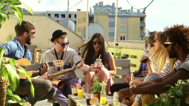 Amigos disfrutando de la fiesta — Vídeo de stock