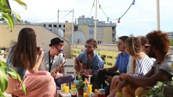 Freunde bei Party auf Dachterrasse — Stockvideo