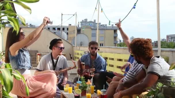 Arkadaşlar bir çatı katı terasında partide — Stok video