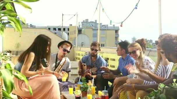 Друзья на вечеринке на террасе на крыше — стоковое видео
