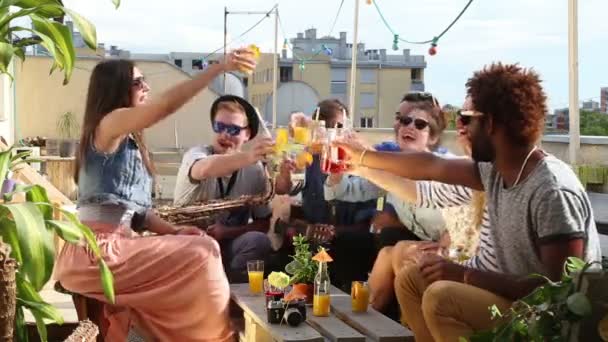 Vrienden toasten met cocktails — Stockvideo