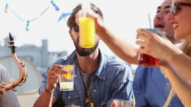 Personas brindando en la fiesta en la azotea — Vídeos de Stock