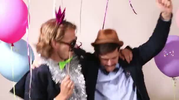 Men in party photo booth — Stock Video