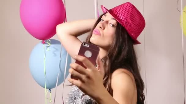 Femme prenant selfies — Video