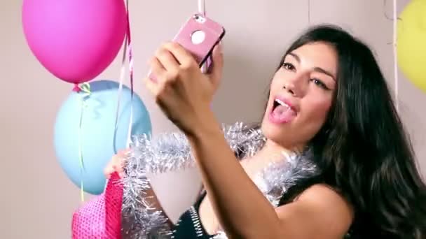 Mujer tomando selfies — Vídeos de Stock