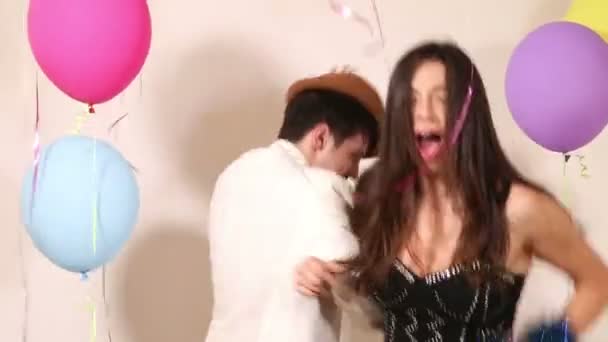 Paar tanzt in Party-Fotokabine — Stockvideo