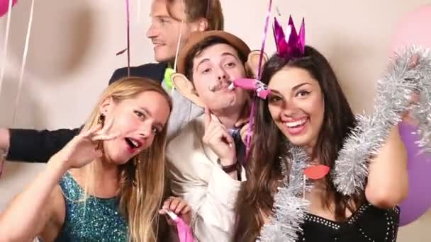 Amigos ter um grande momento em festa — Vídeo de Stock