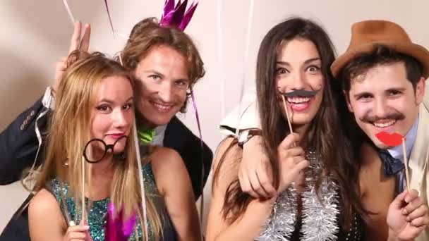 Paare genießen in Party-Fotobox — Stockvideo