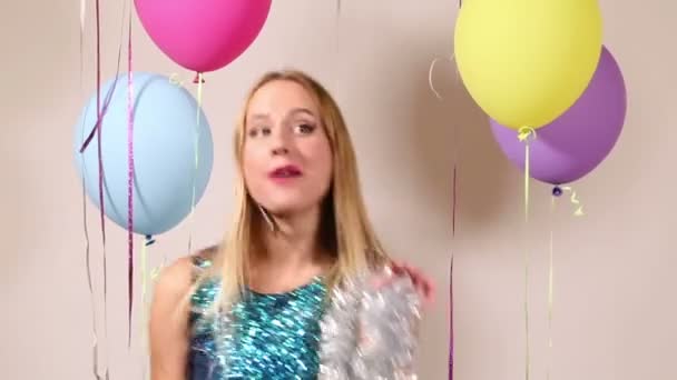 Vrouw met glanzende brace koord dansen — Stockvideo