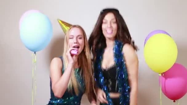 Filles dansant dans le photomaton de fête — Video