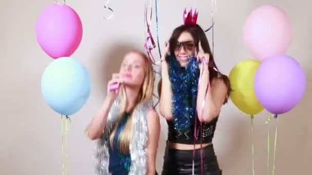 Chicas bailando en la cabina de fotos de fiesta — Vídeo de stock
