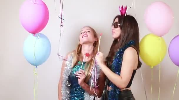 Chicas bailando en la cabina de fotos de fiesta — Vídeos de Stock