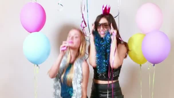Chicas bailando en la cabina de fotos de fiesta — Vídeo de stock