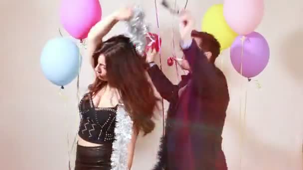 Paar tanzt in Fotokabine — Stockvideo