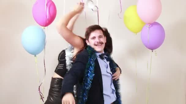 Ζευγάρι που χορεύει στο περίπτερο φωτογραφία — Αρχείο Βίντεο