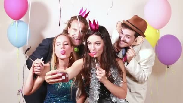Amigos tomando selfie en fiesta — Vídeo de stock
