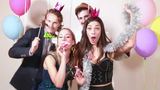 Freunde haben Spaß in Party-Fotokabine — Stockvideo