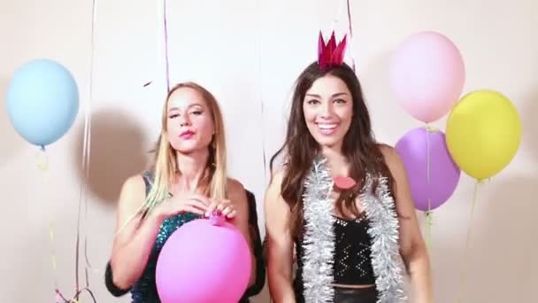 Freunde haben viel Spaß beim Feiern — Stockvideo