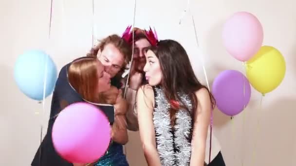 Друзі чудово проводять час на вечірці — стокове відео